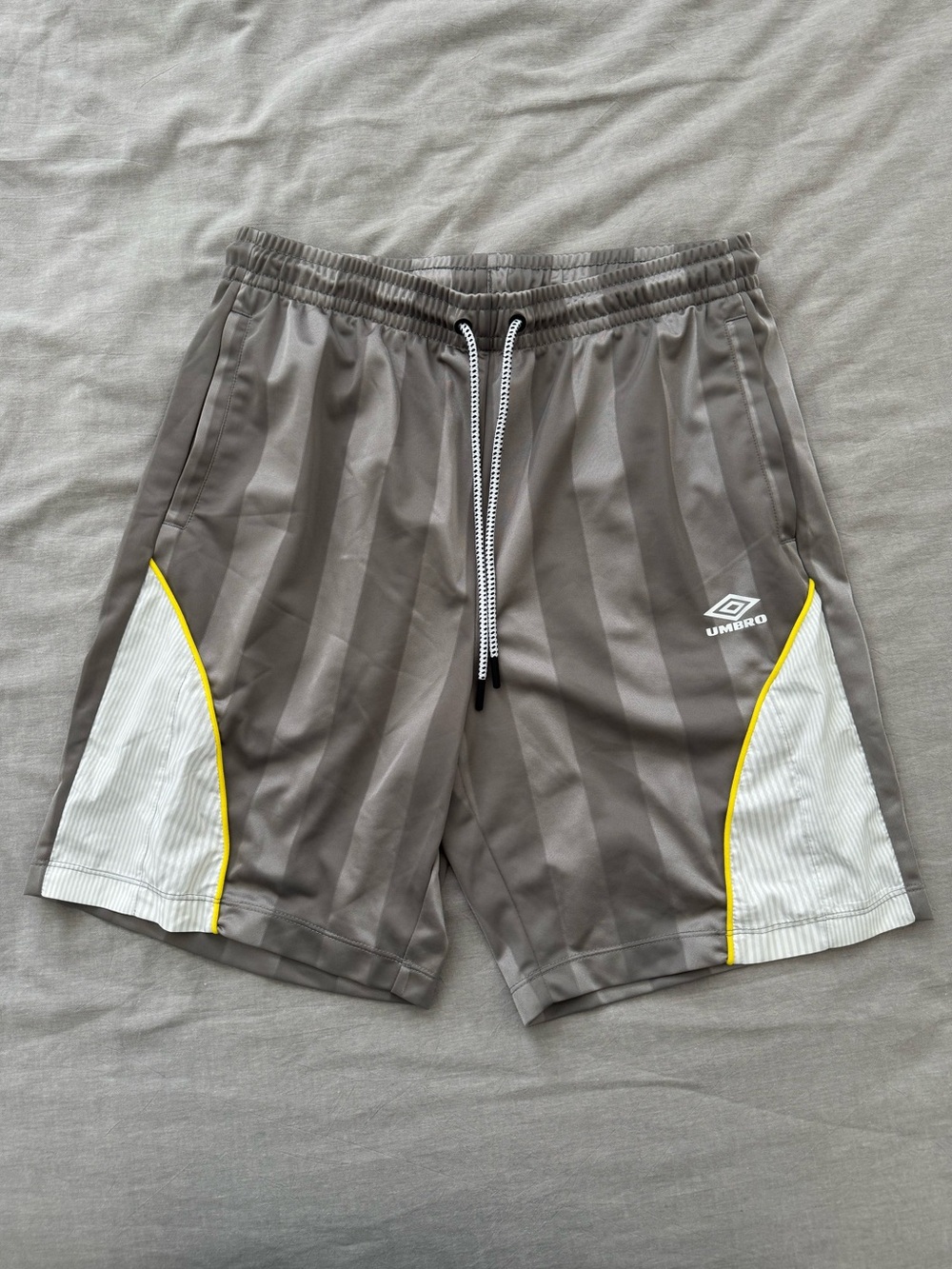Umbro Relaxed Fit Panelled Athletic Retro Soccer Shorts in Brushed Nickel NWOT